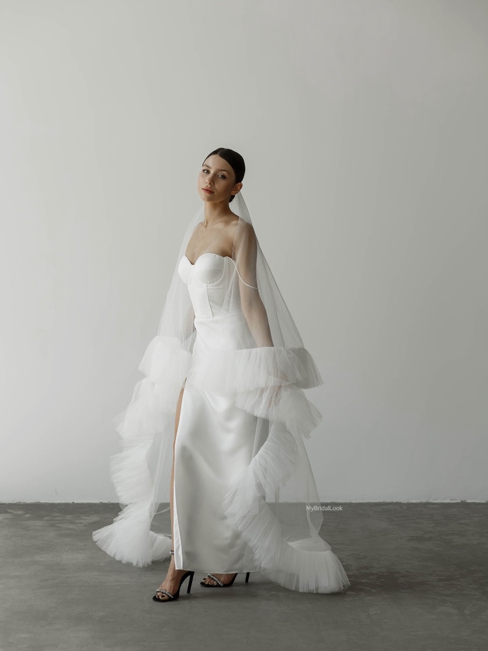 Church length white ruffle veil - Picture 2 of 4
